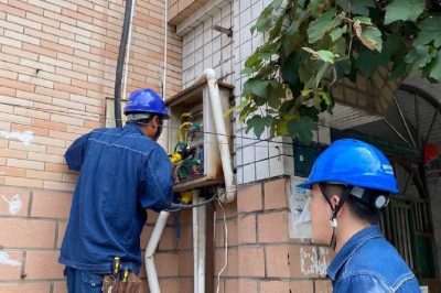國網略陽縣供電公司工作人員現場更換燒毀空開