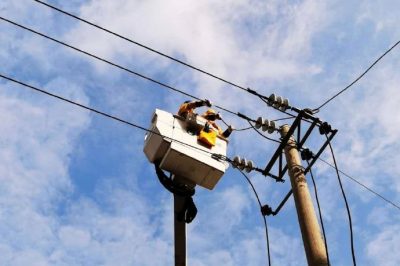 在10千伏橫姜線(xiàn)橫362元?jiǎng)?chuàng)機(jī)械廠(chǎng)支#03桿帶電搭頭 在10千伏橫姜線(xiàn)橫362元?jiǎng)?chuàng)機(jī)械廠(chǎng)支#03桿帶電搭頭