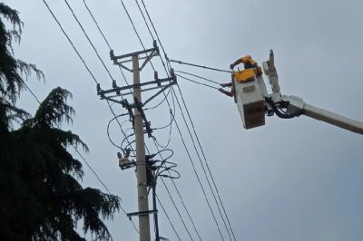 在10千伏吳莊二十四線進行帶電檢修 在10千伏吳莊二十四線進行帶電檢修