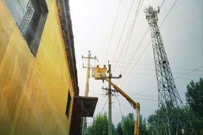 在10千伏李陳線歸仁支線10號(hào)桿為歸仁村新建200千伏安配電變壓器帶電接火 在10千伏李陳線歸仁支線10號(hào)桿為歸仁村新建200千伏安配電變壓器帶電接火