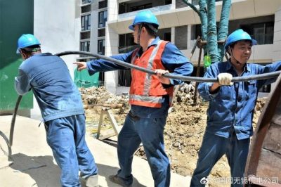 堅(jiān)守一線搶修保電，他們不服“暑”