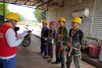 迎著烈日對10千伏螺農(nóng)線P001桿開展消缺檢修工作 迎著烈日對10千伏螺農(nóng)線P001桿開展消缺檢修工作