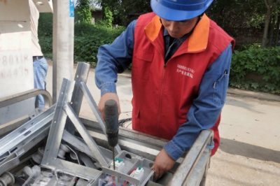 在楊家莊村“煤改電”施工現(xiàn)場進(jìn)行低壓線路設(shè)備補(bǔ)強(qiáng) 在楊家莊村“煤改電”施工現(xiàn)場進(jìn)行低壓線路設(shè)備補(bǔ)強(qiáng)