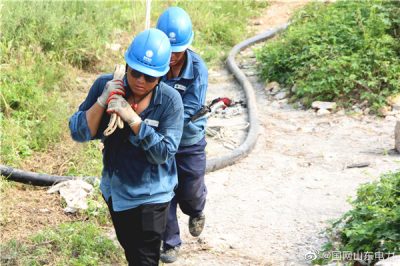 頭頂烈日奮戰(zhàn)在10千伏程?hào)|線升級(jí)改造 頭頂烈日奮戰(zhàn)在10千伏程?hào)|線升級(jí)改造