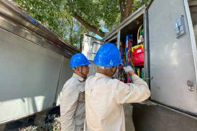 運(yùn)維人員對(duì)鎮(zhèn)湖市鎮(zhèn)6號(hào)配變排查故障 運(yùn)維人員對(duì)鎮(zhèn)湖市鎮(zhèn)6號(hào)配變排查故障