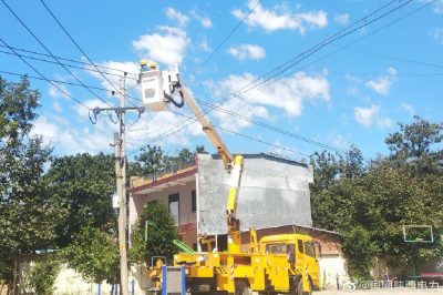 在400伏下白4號綜合變帶電分網(wǎng)施工 在400伏下白4號綜合變帶電分網(wǎng)施工