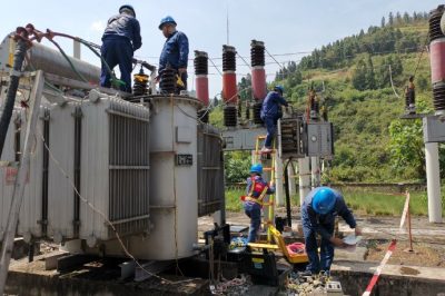 暴雨致部分電網(wǎng)線路和設(shè)備停運(yùn)爭分奪秒組織搶修
