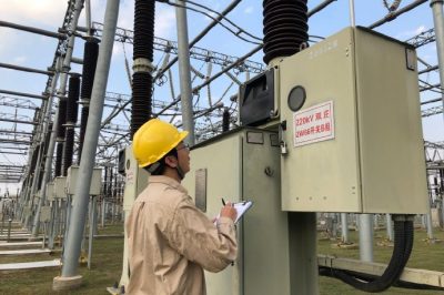 開展變電站安全巡視，確保設備安全運行