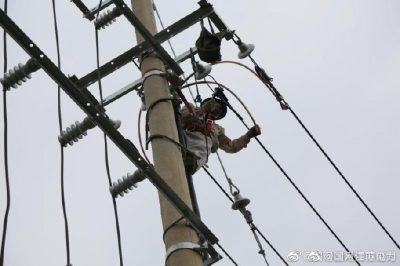 開展進(jìn)出線電纜敷設(shè)及安裝配電線箱作業(yè) 開展進(jìn)出線電纜敷設(shè)及安裝配電線箱作業(yè)