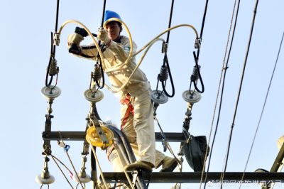 在仇集鎮(zhèn)龍泉村層宗配變更換智能配電箱 在仇集鎮(zhèn)龍泉村層宗配變更換智能配電箱