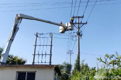 為一小型被褥清潔企業(yè)新上200千伏安變壓器進(jìn)行帶電接火 為一小型被褥清潔企業(yè)新上200千伏安變壓器進(jìn)行帶電接火