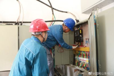 走進高密市第二中學等學校對用電設備進行全面體檢
