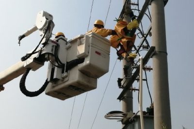 在10千伏胡屯線張良支線22桿和32桿進(jìn)行帶電加裝跌落式熔斷器護(hù)套工作 在10千伏胡屯線張良支線22桿和32桿進(jìn)行帶電加裝跌落式熔斷器護(hù)套工作