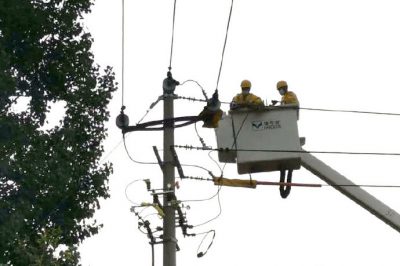 完成10千伏開創(chuàng)線雞廠支線16號桿用戶接火工作