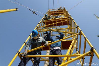 在10千伏樓府線孫士麻支線71號桿處開展帶電作業(yè)