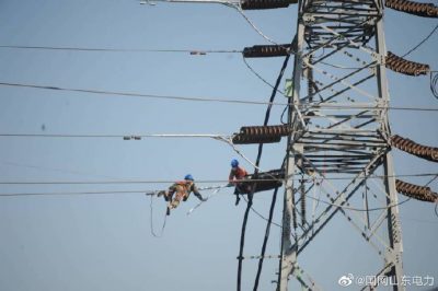 國網(wǎng)棲霞市供電公司輸電運檢班員工對110千伏豐松Ⅱ線實施檢修消缺 國網(wǎng)棲霞市供電公司輸電運檢班員工對110千伏豐松Ⅱ線實施檢修消缺