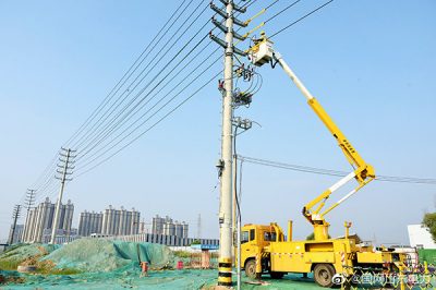帶電作業(yè)熱不減 項目用電有保障 帶電作業(yè)熱不減 項目用電有保障