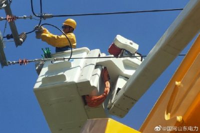 對(duì)10千伏王莊線進(jìn)行帶接引線 對(duì)10千伏王莊線進(jìn)行帶接引線