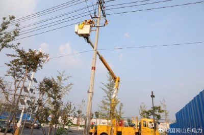 在10千伏九南2號線51號桿處開展帶電消缺工作 在10千伏九南2號線51號桿處開展帶電消缺工作