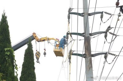 高空作業(yè) 保障電網(wǎng)穩(wěn)定運行