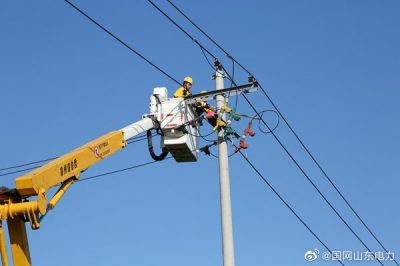 對(duì)10千伏前胡線某機(jī)械公司支線15號(hào)桿新上315千伏安變壓器實(shí)施帶電接火作業(yè) 對(duì)10千伏前胡線某機(jī)械公司支線15號(hào)桿新上315千伏安變壓器實(shí)施帶電接火作業(yè)