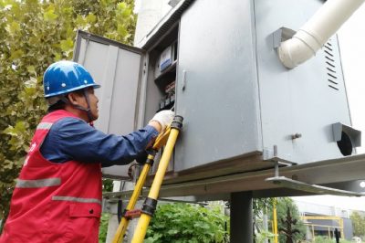 對張莊村電表接線、表計安裝、關口表線路、低壓側開關等進行檢查