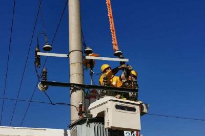 開展帶電消缺工作，更換跌落式熔斷器