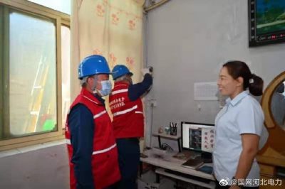 在寧晉縣北河莊鎮(zhèn)初級中學(xué)教師高曉家中檢修用電設(shè)備