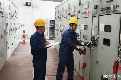 變電運維員工對清涼店進(jìn)行開關(guān)轉(zhuǎn)檢修工作