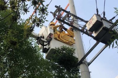 對10千伏獻(xiàn)生595線帶電更換引流線