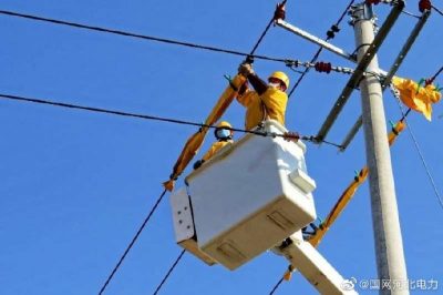 在饒圣線、里張線2條10千伏線路，完成4組老舊絕緣子更換工作