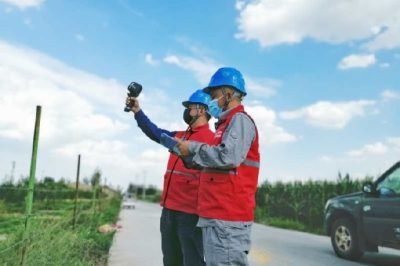 國(guó)網(wǎng)孟村回族自治縣供電公司共產(chǎn)黨員服務(wù)隊(duì)對(duì)農(nóng)排線路進(jìn)行巡視