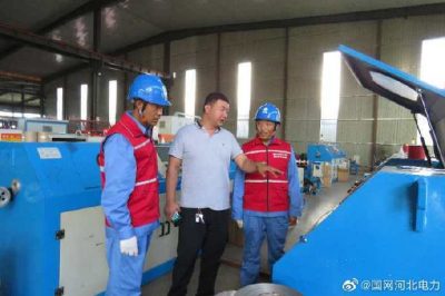 國網饒陽縣供電公司組織工作人員走進企業(yè)開展安全用電宣傳活動