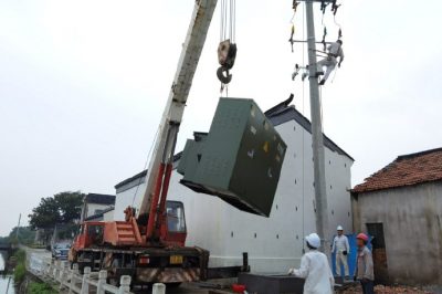 來到張橋衛(wèi)家塘村裝表接電