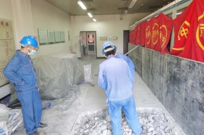 變電施工班作業(yè)人員進(jìn)行木塔寨綜自改造工程 變電施工班作業(yè)人員進(jìn)行木塔寨綜自改造工程