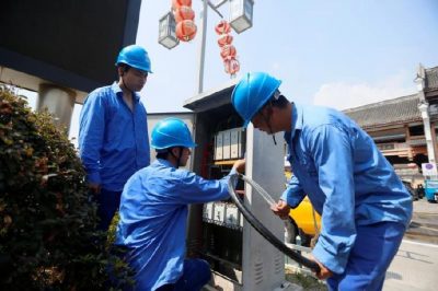 在開船儀式的舉辦點進(jìn)行配電箱的安裝調(diào)試