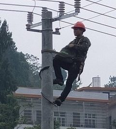 在10千伏法高線新澤#2變臺(tái)區(qū)進(jìn)行負(fù)荷調(diào)整及隱患整改工作