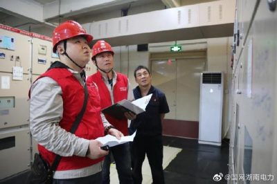 上門為當地中小企業(yè)開展用電安全檢查