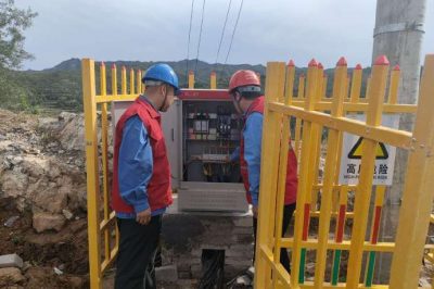 旅游景區(qū)竇王嶺對內部設備、供電線路、配電室進行仔細檢查