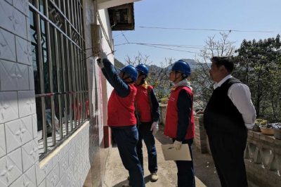 走村入戶對負(fù)荷較大的臺(tái)區(qū)線路進(jìn)行巡視