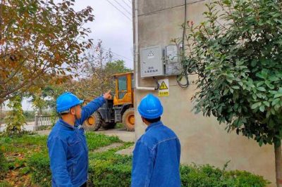 現(xiàn)場為用戶辦理光伏發(fā)電接入手續(xù)