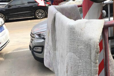 變壓器圍欄曬被？小心觸電！