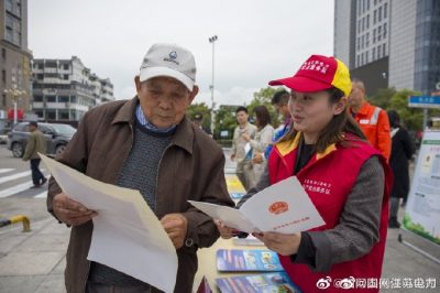 過往的行人發(fā)放安全用電宣傳單