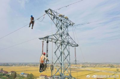 在54號鐵塔安裝部分鐵塔附件