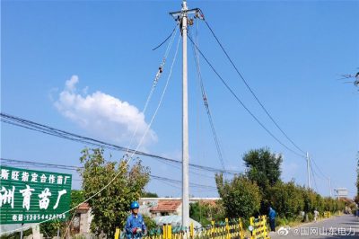 國網(wǎng)諸城市供電公司?施工人員在架設(shè)線路桿塔 國網(wǎng)諸城市供電公司?施工人員在架設(shè)線路桿塔