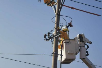 在10千伏豐收甲線63號(hào)桿開(kāi)展帶電業(yè)擴(kuò)接火，