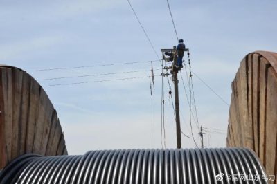 施工人員對侯家鎮(zhèn)南廒村進行農(nóng)網(wǎng)升級改造