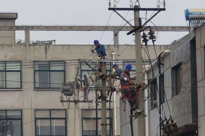 對宋莊村進行農(nóng)網(wǎng)改造，更換老舊絕緣導線2800米