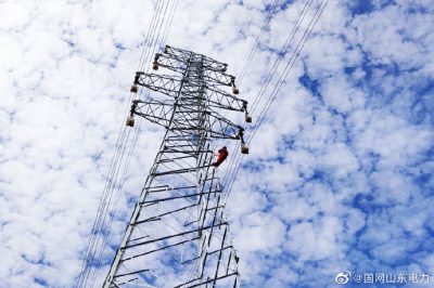 在110千伏上林送出工程D18、D19號(hào)段進(jìn)行附件安裝