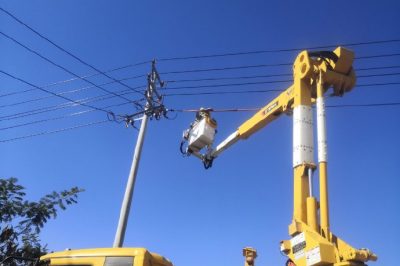 在10千伏白農(nóng)線029號(hào)桿開(kāi)展帶電斷引線作業(yè)